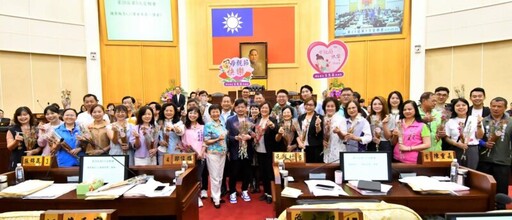 彰化縣府攜手議會致贈康乃馨 推廣在地花卉獻上母親節祝福