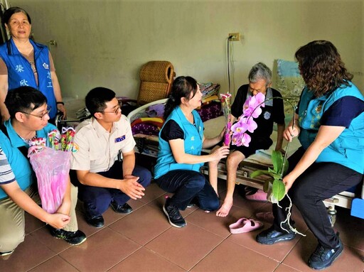 舉辦母親節活動 嘉義榮服處與榮民眷屬歡慶溫馨時刻