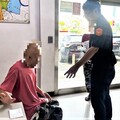 失智翁迷失於外 後湖警協助找尋家屬