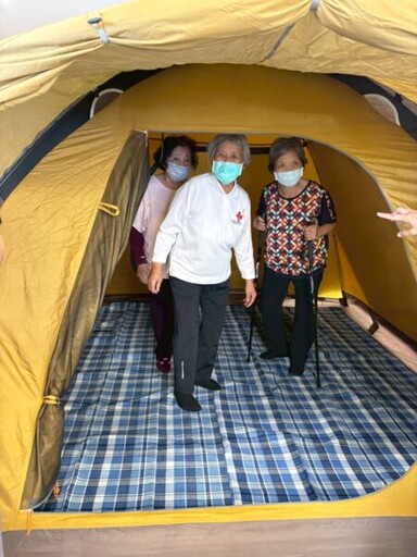 樂齡也能露營趣 溪州秀和苑日照中心長輩「偽出遊」樂翻天