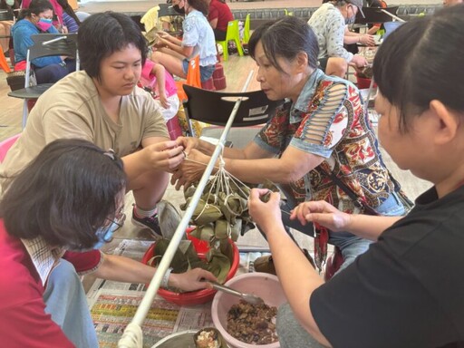 彰化家扶員林展愛志工隊端午送暖 包粽闖關促進親子情感