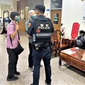 女子迷途街頭 八掌警關懷聯繫家人團圓