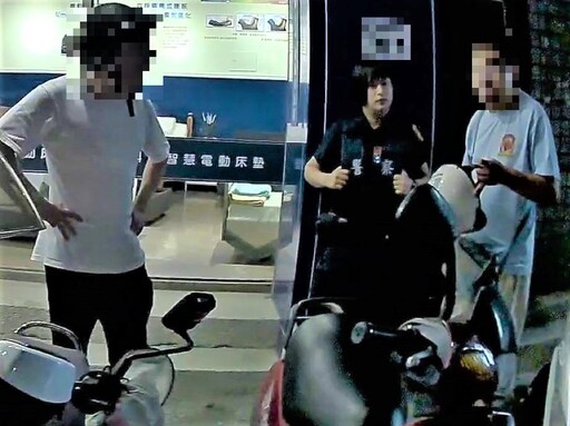 機車漏油停車格 北門警協助排除清理