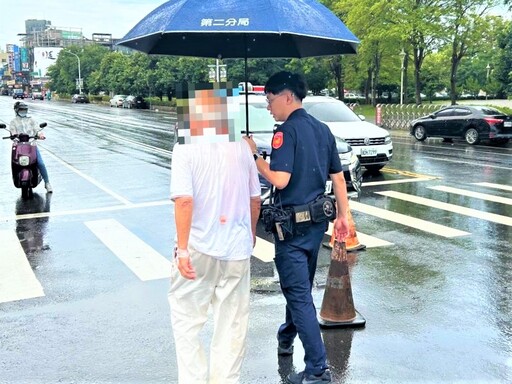 騎車打滑倒地 公園警天雨護送老翁返家