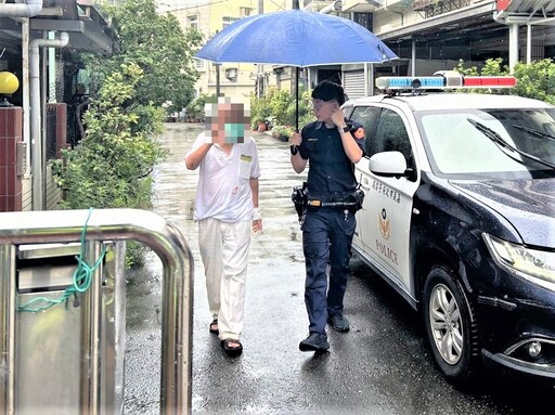 騎車打滑倒地 公園警天雨護送老翁返家
