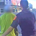 身體不適騎車自摔 新南警助男子返家