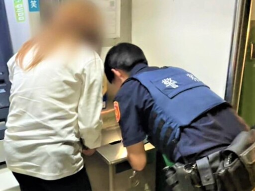 鑰匙滑落ATM紙桶 新南警以簡易工具助取回