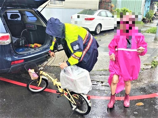 老婦人雨中迷途 南門警助平安返家