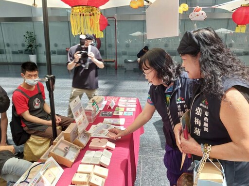 中市府號召推薦優先採購秋節產品 社會局長廖靜芝：讓更多人分享這份團圓祝福