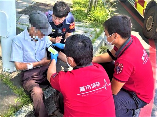 天氣酷熱老翁路倒 北門警協助送醫