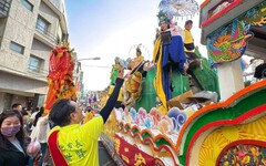 彰化南瑤宮遶境巡角真人藝閣車迎駕 撒扭蛋分享信眾掀高潮