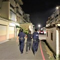 酒後醉倒路旁 竹園警暖心攙扶男子返家