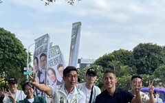 吳怡農單車掃街為鍾佳濱助選，籲青年返鄉投票