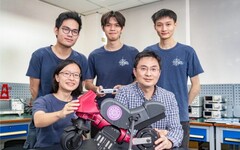 清華學生團隊打造自動平衡摩托車