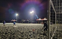 大鵬灣首屆沙灘足球！青洲灣沙灘歡慶大鵬灣盃遊客熱情加油！