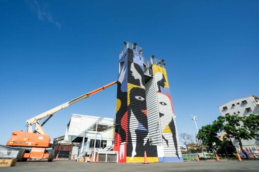 「駁二塔」正在換新裝 西班牙駐村藝術家壁畫彩繪 港灣拍照景點即將再加一！