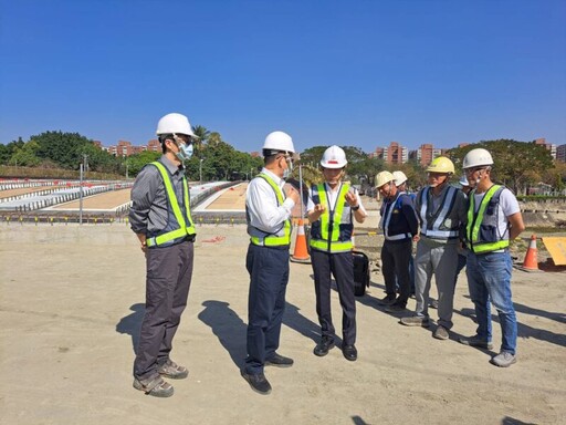 岡山筧橋工程已完成困難度最高的主結構鋼箱梁吊裝作業 林副市長視察 預定約118年完工