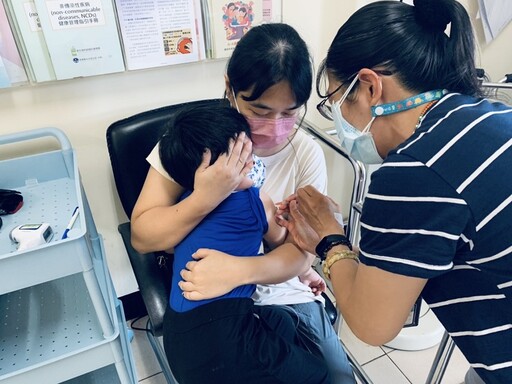 屏東縣衛生局籲家長儘快攜帶幼兒接種XBB疫苗 國內今年首見幼兒染新冠亡