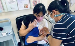 屏東縣衛生局籲家長儘快攜帶幼兒接種XBB疫苗 國內今年首見幼兒染新冠亡