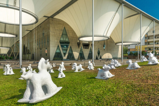 大東文化藝術中心草坡 地景藝術展 大大小小的白馬徜徉好吸睛