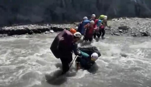 5人受困萬大南溪 救難人員躲落石橫切急流救回登山客