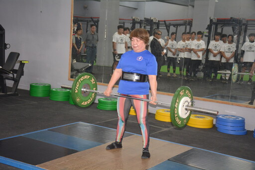 嘉大肌力與體能訓練室啟用 金牌健力Q嬤親自示範舉重