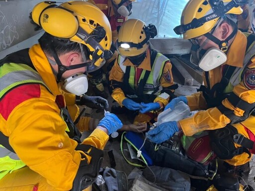 中醫大醫護攜手竹市消防局 取得中型搜救隊伍認證