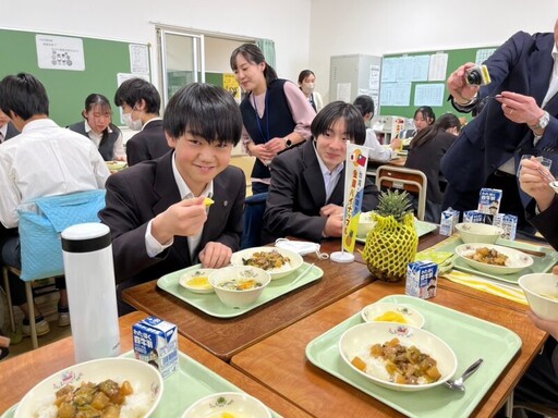 高雄鳳梨化身為外交大使 日本學生營養午餐水果大獲好評