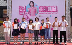 屏東市長周佳琪表揚「愛喲!我的媽呀!」徵文優勝者