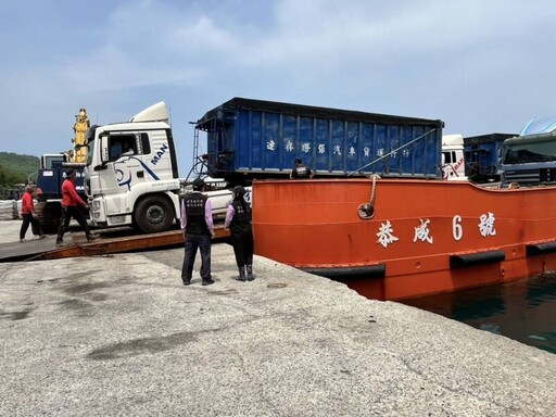屏縣府飄洋過海協助小琉球處理600噸陳年垃圾