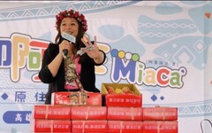 原民會主委阿布斯化身叫賣姐 「Miaca’米啊炸原住民假日市集」 營業額成長3成