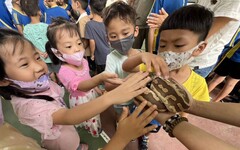 「行動動物園」 巡迴北高雄校園宣導生命教育