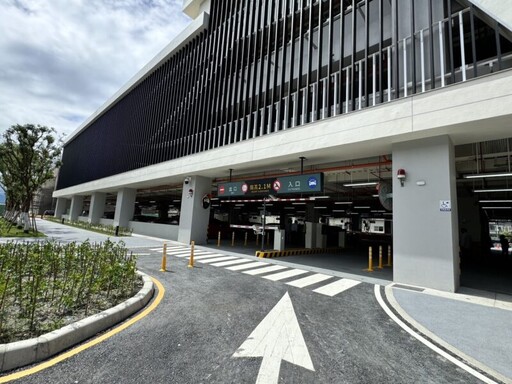 每小時20元計時收費 東港行政中心立體停車場 正式營運