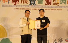 黃偉哲市長頒獎表揚南市科展獲獎學生