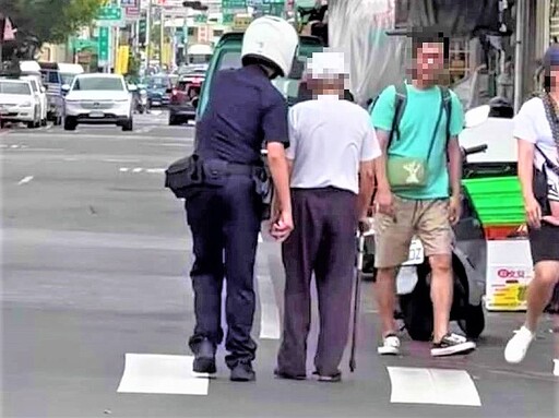 護送行動不便長者過馬路 民眾臉書PO出新南警善舉