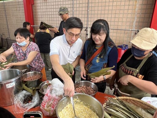 立委鍾佳濱、伍麗華和新住民、原住民、福佬人、客家人一起包粽子，展現台灣多元族群文化