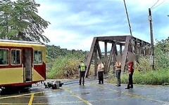 撞上平交道遮斷器 老翁摔車險遭森鐵小火車輾過