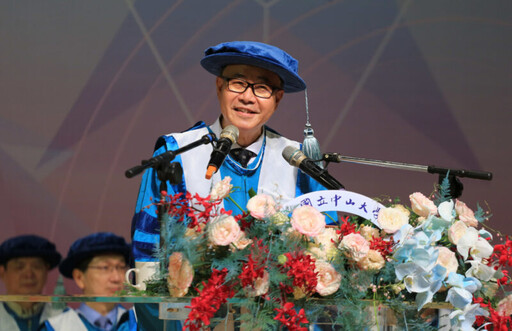 中山大學舉辦畢業典禮 教育部長鄭英耀回娘家勉勵畢業生把握機會