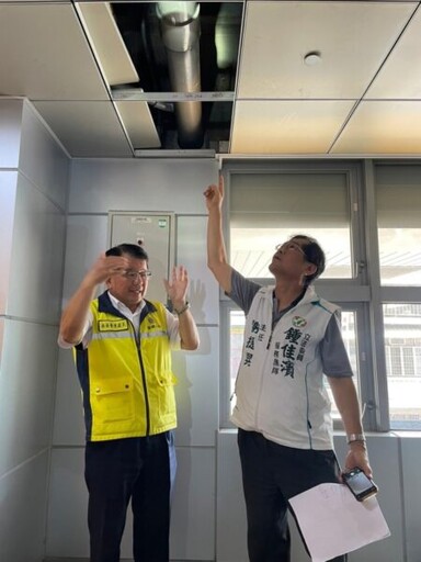 鍾佳濱邀台鐵會勘 改善屏東車站潑雨漏水問題