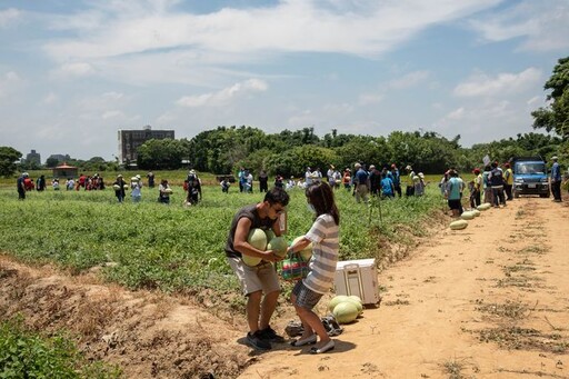 2024年西瓜節收成日活動 蘇俊賓頒大獎給前三名種出大西瓜的遊客