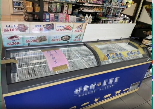 顧客躺臥超商冰櫃 業者銷毀櫃內食品報警處理