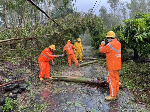 凱米颱風侵台 台電台南區處馬不停蹄移除樹木修復設備中