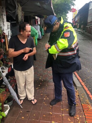 凱米颱風襲臺 中市五分局警風雨夜助翁返家