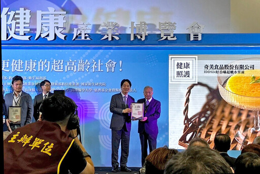 總統賴清德授予奇美食品董事長宋光夫十大高齡友善獎項
