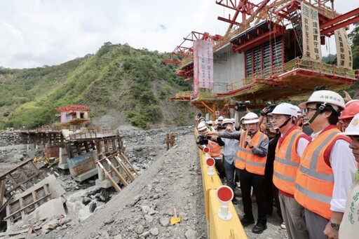 陳其邁陪同行政院長卓榮泰視察桃源國中、明霸克露橋