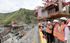 陳其邁陪同行政院長卓榮泰視察桃源國中、明霸克露橋