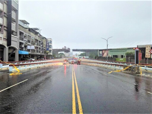 誤闖淹水地下道 長榮警涉水推車助平安