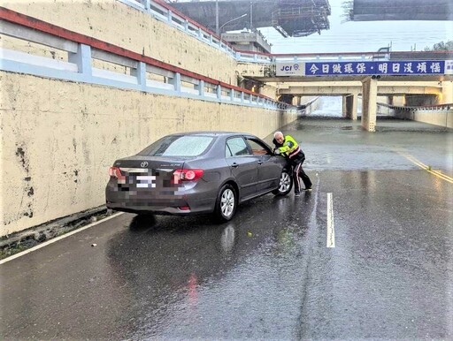 誤闖淹水地下道 長榮警涉水推車助平安