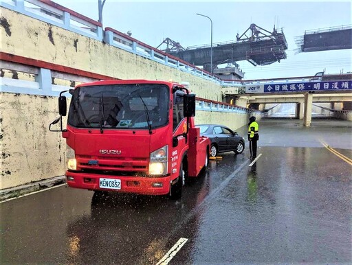 誤闖淹水地下道 長榮警涉水推車助平安