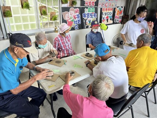 臺南郵局關懷郵車重返龍崎 獨居長者樂享陶藝體驗